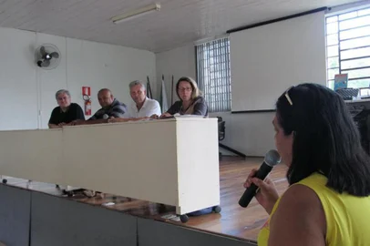 Presidente da Câmara, Alberto Meneguzzi (PSB), vai à assembleia da UAB. Na mesa, da esquerda para a direita, Meneguzzi; Valdir Walter, presidente da UAB; presidente da assembleia geral, Paulo Sausen; e a secretária Teresangela Borelli. Eles ouvem uma liderança comunitária.
