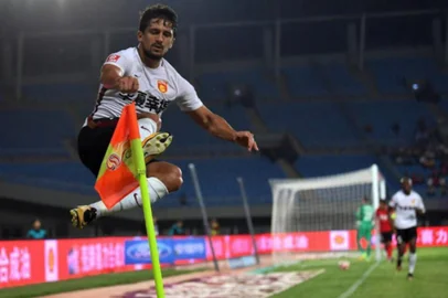 aloísio boi bandido comemorando gol no hebei fortune da china