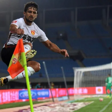 aloísio boi bandido comemorando gol no hebei fortune da china
