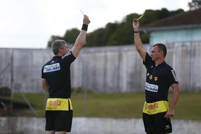 FLORES DA CUNHA, RS, BRASIL, 12/01/2018 -Pré temporada da arbitragem do gauchão 2018.  Na foto: Anderson Daronco , Leandro Vuaden(FOTOGRAFO: FELIX ZUCCO / AGENCIA RBS)