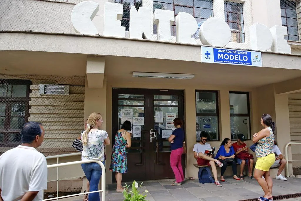 Posto modelo, em Porto Alegre, registra duas horas de espera para ...