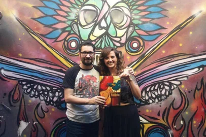 O livro O voo de Toninho, de autoria de Lu Trentin e com ilustração de Diego Bossle, tem data maracada para lançamento em Caxias nesta quinta-feira. A autora fará sessão de autógrafos a partir das 18h, na  na Sempre Ler (Rua Marques do Herval, 687). A obra infantil, de estilo poético, conta a história de amor entre, Toninho, um passarinho e uma menina chamada Aurora Catarina.
