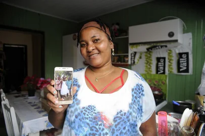  CAXIAS DO SUL, RS, BRASIL, 15/01/2018 - a haitiana Esperance está ansiosa para a chegada de seus tres filhos, que esrão vindo do Haiti. São dois meninos e uma menina, que irão se juntar a filha Monalisa. (Marcelo Casagrande/Agência RBS)