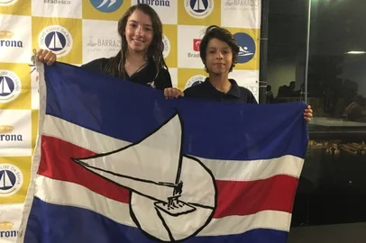 A velejadoras Manoela Pereira da Cunha e Lorenzo Balestrin, do Clube dos Jangadeiros, foram destaquesno 46º Campeonato Brasileiro de Optimist.