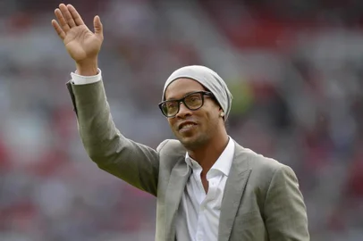  Former Brazilian international Ronaldinho waves on the pitch prior to the Soccer Aid celebrity football match between England and the Rest of the World at Old Trafford stadium in Manchester on June 5, 2016. OLI SCARFF / AFPEditoria: SPOLocal: ManchesterIndexador: OLI SCARFFSecao: soccerFonte: AFPFotógrafo: STR