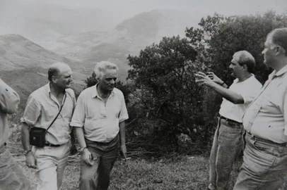  CAXIAS DO SUL, RS, BRASIL (15/01/2018). Nelson Sbabo, Mansueto serafini Filho e Marcus Gravina visitam a serra do Pinto, em seis de fevereiro de 1992. (roni Rigon/Pioneiro),