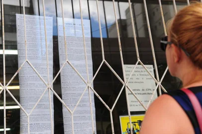  CAXIAS DO SUL, RS, BRASIL (17/01/2018) Emprego no Sine. População verifica ofertas de emprego exposto no Sine. (Roni Rigon/Pioneiro).