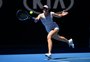 Sharapova se atrapalha, mas bate favorita em Melbourne