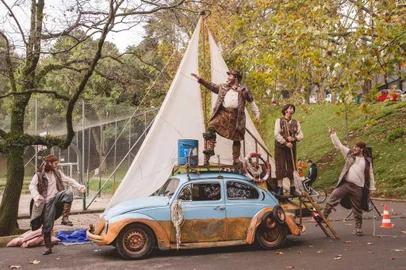 Quem estiver no Parque Getúlio Vargas (Macaquinhos) neste domingo (21/01) poderá se surpreender com um carro diferente, equipado com cordas, mastro e vela. Ele integra a cenografia do espetáculo ¿As Aventuras do Fusca a Vela¿, que será encenado pelo Grupo de Teatro Ueba - Produtos Notáveis, de Caxias do Sul