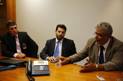  NOVO HAMBURGO, RS, BRASIL, 18-01-2017. Advogados Evandro Mariani, José Felipe Lucca e Marco Mejía defendem bruxo Sílvio Rodrigues, investigado por suposto ritual satânico no qual se acredita que duas crianças tenham sido mortas em Novo Hamburgo. (ROBINSON ESTRASULAS/AGÈNCIA RBS)