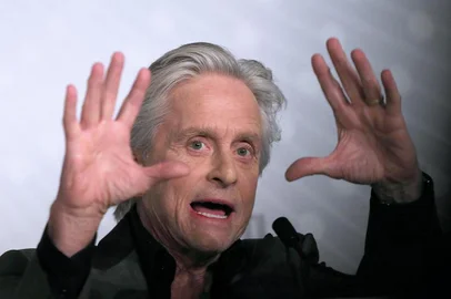 galeria - US actor Michael Douglas gestures on May 21, 2013 while talking during a press conference for the film Behind the Candelabra (Atrás do candelabro) presented in Competition at the 66th edition of the Cannes Film Festival in Cannes. Cannes, one of the worlds top film festivals, opened on May 15 and will climax on May 26 with awards selected by a jury headed this year by Hollywood legend Steven Spielberg. Ator Michael Douglas durante uma coletiva de imprensa do filme Behind the Candelabra, no 66º Festival de Cinema de Cannes, em Cannes. 