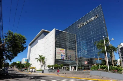  CAXIAS DO SUL, RS, BRASIL (17/01/2018). Fachada do Shopping San Pelegrino. (Roni Rigon/Pioneiro).