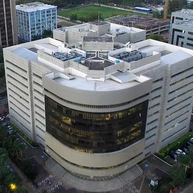  Imagem aérea da fachada do prédio do TRF4 em Porto Alegre.