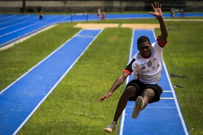  PORTO ALEGRE, RS, BRASIL, 02-01-2018: O atleta de salto em distância Samory Uiki Bandeira Fraga durante treino na Sogipa. Ele começou no esporte graças a um projeto social no clube de Porto Alegre e hoje cursa Relações Internacionais nos Estados Unidos. De férias na capital, ele não abandona os treinamentos e sonha com as próximas Olimpíadas. (Foto: Mateus Bruxel / Agência RBS)