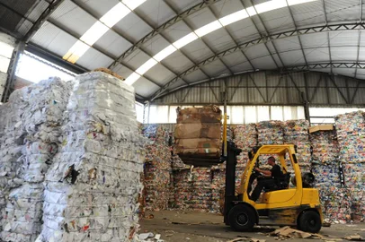  CAXIAS DO SUL, RS, BRASIL (18/01/2018). Material Reciclável. Carlos Augusto Basso, diretor da  empresa CTS reciclagem de papel,  relata o processo de compra e venda do produto. (Roni Rigon/Pioneiro)