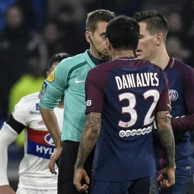 French referee Clement Turpin argues with Paris Saint-Germains Brazilian defender Daniel Alves after giving him a red card during the French L1 football match between Olympique Lyonnais and Paris-Saint Germain (PSG) at Groupama stadium in Decines-Charpieu on January 21, 2018. / AFP PHOTO / JEFF PACHOUD