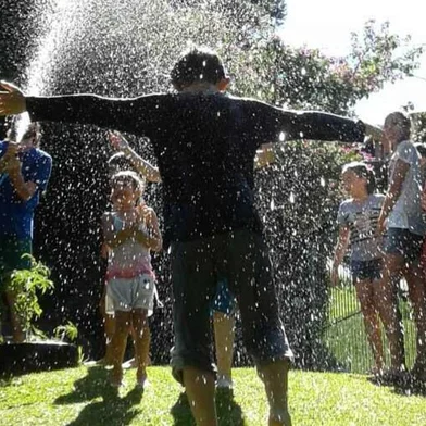 O Atelier Gio e Doug (Rua Arturus, 415) realiza, entre os dias 5 e 8 de fevereiro, das 14h às 17h, a Vivência de Verão para a Gurizada, que busca estimular a diversão de forma lúdica e criativa de crianças acima de 8 anos, com os facilitadores Aline Tanaã Tavares, Giovana Mazzochi e Douglas Trancoso. As atividades propostas para a criançada são yoga, jogos teatrais, pintura, land art, conhecimento de plantas, lanches veganos e brincadeiras.O investimento é de R$ 200, com todo material incluso e as inscrições podem ser feitas pelo email gmazzochi@gmail.com