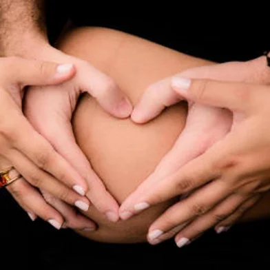 Dizem que filhos não vem com manual, mas tentar se informar o máximo possível sobre como agir com eles, sobretudo nos primeiros meses, pode fazer uma grande diferença ¿ principalmente se isso acontece já desde a gestação. Pra quem curte a ideia, trago a dica: um curso preparatório para grávidos, em Florianópolis. Eu disse ¿grávidos¿ por que ele convida,  além da mãe, o cônjuge e a família para o processo. Dentre as temáticas assuntos como o desenvolvimento do bebê da concepção ao nascimento, orientações pediátricas no pré-natal, aleitamento materno e seus tabus e cuidados básicos com o bebê. Os interessados em participar do curso devem fazer a inscrição na loja Shanon Enxovais, localizada no piso L2, do Beiramar Shopping, em Florianópolis. As vagas são limitadas e o custo da participação é R$ 50, pagos em dinheiro no ato da inscrição. Este valor inclui um acompanhante e pode ser revertido em produto(s) na loja. E tem uma outra opção: nesta edição estão sendo arrecadados pacotes de fralda descartável infantil, no tamanho G ou GG, que serão doadas para o Lar Recanto do Carinho. Qualquer dúvida ligue no (48) 3223-7353.