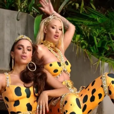 Anitta e Iggy Azalea no clipe de Switch
