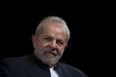 (FILES) This file photo taken on January 16, 2018 shows former Brazilian president Luiz Inacio Lula da Silva reacting during a meeting with artists at Oi Casa Grande Theater in Rio de Janeiro, Brazil.A Brazilian appeals court will decide on January 24, 2018 whether left-wing former president Luiz Inacio Lula da Silva is guilty of passive corruption and money laundering, in a judgement that can end with his ambitions to return to power and even take him to prison. / AFP PHOTO / MAURO PIMENTELEditoria: POLLocal: Rio de JaneiroIndexador: MAURO PIMENTELSecao: political candidatesFonte: AFPFotógrafo: STR