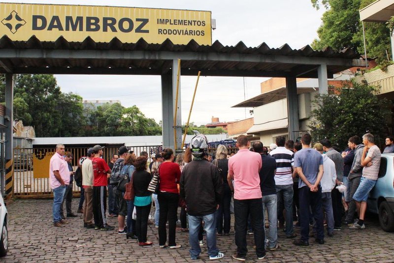 Após mais de 50 demissões, trabalhadores protestam  na Dambroz em Caxias do Sul