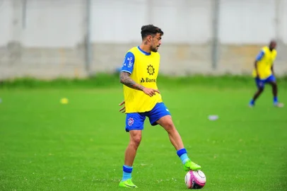  CAXIAS DO SUL, RS, BRASIL, 25/01/2018. Após a vitória sobre o Internacional pelo Gauchão, reservas da SER Caxias treinam no campo suplementar. O Caxias joga contra o São José no próximo sábado e na terça estreia na Copa do Brasil. Na foto, meia Alex Willian.  (Porthus Junior/Agência RBS)