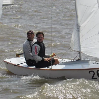 Após a realização de cinco regatas, os atuais campeões brasileiros, Alexandre Paradeda (E) e Lucas Mazim, do Clube dos Jangadeiros, assumiram a liderança geral do Brasileiro de Snipe, disputado em Porto Alegre.