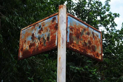  CAXIAS DO SUL, RS, BRASIL (15/01/2018). Cidadania Zero no Meio Ambiente Urbano. istração pública displicente, combinada com más atitudes de cidadãos, colabora para degradar o meio ambiente nas calaçadas, lixo na rua, placas destruídas e sem a grafia, o para cadeirante interrompido, etc.  Contra do Pioneiro. NA FOTO,  NA  RUA ABILIO WEBWER, BAIRRO MARECHAL FLORIANO,  PLACA DE LOCALIZAÇÃO DA RUA ESTÁ ENFERRUJADA.  (Roni Rigon/Pioneiro).