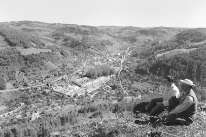 Vista do Lanifício São Pedro, a partir dos arredores do Morro da Cruz e montanhas do interior de Galópolis. na imagem vemos o antigo gerente do Lanifício São Pedro, João Laner Spinato, e o genro Eloy Bissaco, casado com Ruth Spinato, filha de João.