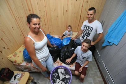  CANOAS, RS, BRASIL - 2018.01.25 - Família de Brian Soares dos Santos (direita), encaixotando as coisas para a viagem - eles vão morar em Joinville. Fernanda dos Santos (mãe), Gilson Garcia dos Santos (pai), e o irmão Mikael Taylos dos Santos. (Foto: ANDRÉ ÁVILA/ Agência RBS)