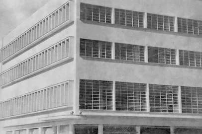 Edifício Brazex, pertencente à Metalúrgica gazola. Em estilo modernista, foi inaugurado em 10 de janeiro de 1953, na esquina da Avenida Júlio de castilhos com a Rua Alfredo Chaves. Abrigava os escritórios e o varejo da Gazola, onde eram vendios objetos de cutelaria e a prataria da empresa. 