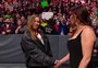Ronda Rousey faz aparição surpresa na WWE e confirma assinatura com a empresa