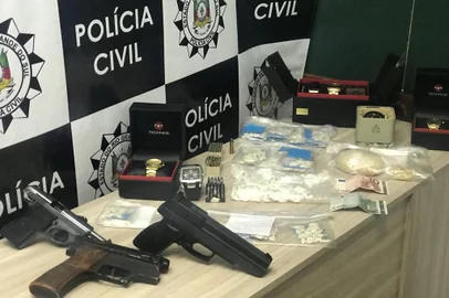 Ação da Polícia Civil apreende joias e 544 pedras de crack em Caxias do Sul