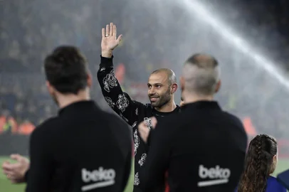 (FILES) This file picture taken on January 25, 2018 shows Barcelona's Argentinian defender Javier Mascherano waving at supporters ahead of the Spanish 'Copa del Rey' (King's Cup) quarter-final second leg football match between FC Barcelona and RCD Espanyol at the Camp Nou stadium in Barcelona.Javier Mascherano is the latest big star to make the switch to Chinese football, the Argentine international defender swapping Barcelona for little-known Hebei China Fortune. / AFP PHOTO / LLUIS GENE
