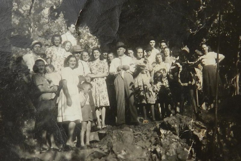 Moradores de Conceição da Linha Feijó durante a Inauguração da Gruta de Nossa Senhora de Lourdes, em 11 de fevereiro de 1943. Registro do fotógrafo Valério Zattera