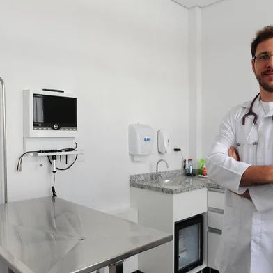  CAXIAS DO SUL, RS, BRASIL (30/01/2018). Lucas Zanatta apresenta estrutura da Raça Clínica Veterinária, que inaugura na rua  Andrade Neves. (Roni Rigon/Pioneiro).