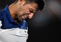 Novak Djokovic passa por cirurgia secreta e é flagrado com braço imobilizado