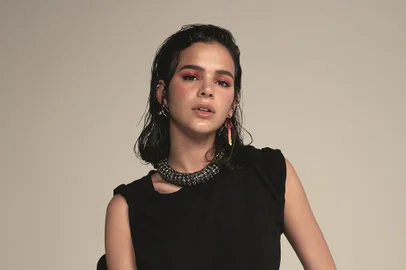 Bruna Marquezine na capa e recheio da Revista Glamour de fevereiro/2018