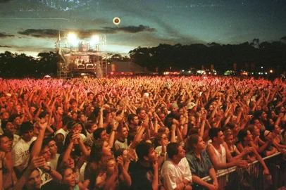 Público no show dos Mamonas Assassinas do Planeta Atlântida 1996.#Envelope 162773