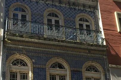 Roteiro pela Rua dos Andradas, em Porto Alegre (RS). Na foto, prédio de azulejos.