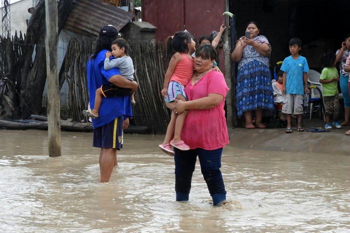 Resultado de imagem para Três mil pessoas são retiradas de suas casas devido a fortes chuvas na Argentina