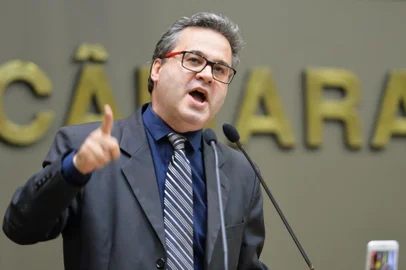 Movimentação, Plenário, Câmara de Vereadores, vereador, Roberto Robaina, tribuna