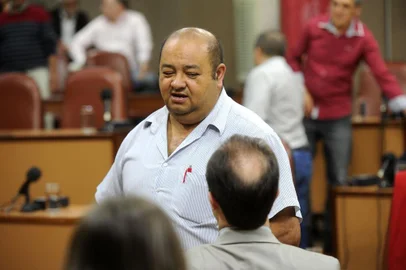 CAXIAS DO SUL, RS, BRASIL, 05/09/2017. Votação sobre admissibilidade do pedido de impeachment do prefeito Daniel Guerra (PRB) na Câmara de Vereadores de Caxias do Sul, acabou com a rejeição por unanimidade. Na foto, Valdir Walter, presidente da União das Associações de Bairros (UAB). (Diogo Sallaberry/Agência RBS)