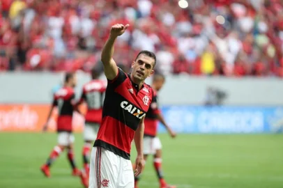 Rhodolfo, zagueiro do Flamengo, comemorando gol 
