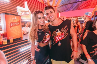 Modelo Aricia Silva e ex-BBB Antonio Rafaski assumem namoro no Planeta Atlântida