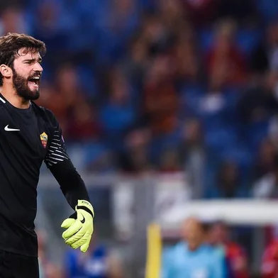 Roma's Brazilian goalkeeper Alisson Ramses Becker shouts instructions during the UEFA Champions League Group C football match between AS Roma and Atletico Madrid on September 12, 2017 at the Olympic stadium in Rome. / AFP PHOTO / Filippo MONTEFORTEEditoria: SPOLocal: RomeIndexador: FILIPPO MONTEFORTESecao: soccerFonte: AFPFotógrafo: STF