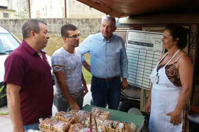 Vereadores Velocino Uez, Rafael Bueno e Alceu Thomé na Feira do Agricultor na Feira do Agricultor ouvindo reclamação de falta de banheiros químicos