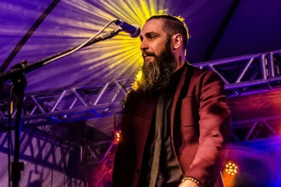 Jus Blackbird, vocalista da conhecida Blackbirds, se apresenta hoje, a partir das 21h30min, no Mississippi Delta Blues (Augusto Pestana, 810), em um show que o cantor autointitula como Trovador Solitário. O música leva ao palco o melhor da música dos anos 90, como os nacionais como Caetano Veloso e Mutantes, além de um pouco do repertório dos anos 90, indo de Depech Mode e Nirvana a Chico Burque e Belchior. Os ingressos custam R$ 12. 