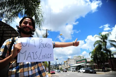  CAXIAS DO SUL, RS, BRASIL, 06/02/2018. Argentino que viaja o mundo desde a adolescência está escrevendo livro sobre o Brasil Crhistian Omar Medina, 22 anos. (Porthus Junior/Agência RBS)