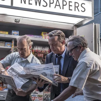Tom Hanks, Bob Odenkirk e David Cross em cena de The Post, filme dirigido por Steven Spielberg recuperando a atuação do jornal durante o caso dos Pentagon Papers, em1971.  O jornal publicou reportagens sobre um documento ultra-secreto de 14 mil páginas do governo dos Estados Unidos sobre a história do planejamento interno e da política nacional norte-americana sobre a Guerra do Vietnã.